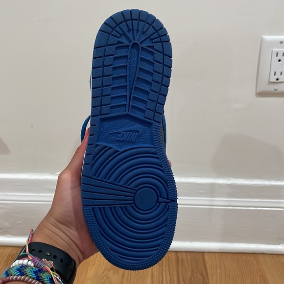 Navy blue airJordans hightop worn once not creased these are bought from StockX - Picture 4 of 8